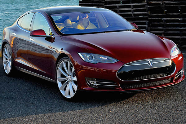 Un Tesla explota en un aparcamiento de Shanghái (video)