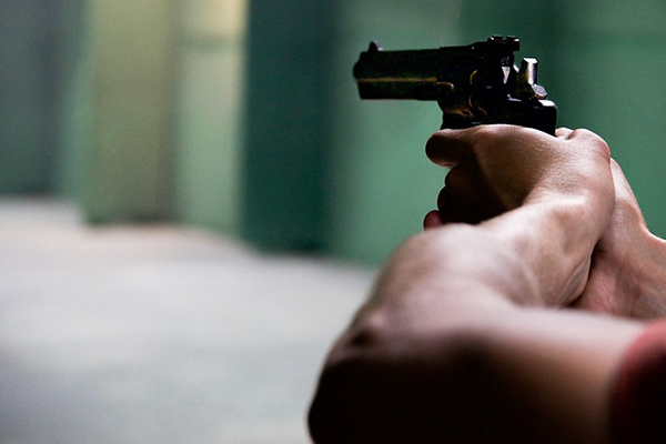 Echa balazos contra su esposa, pero no le encuentran el arma