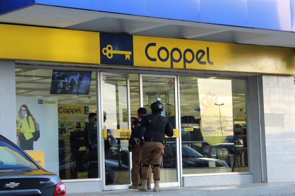 Cinco malhechores asaltan Coppel; dos fueron detenidos