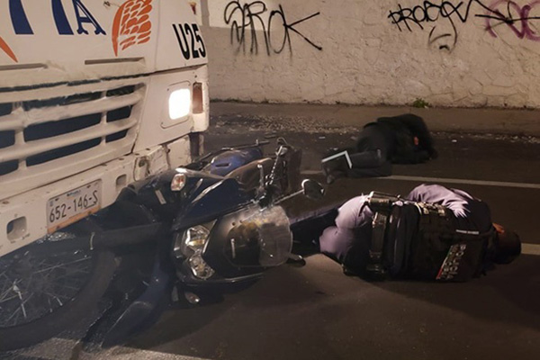 Motopatrulleros atropellados por microbús; no respetaron el alto, dicen testigos
