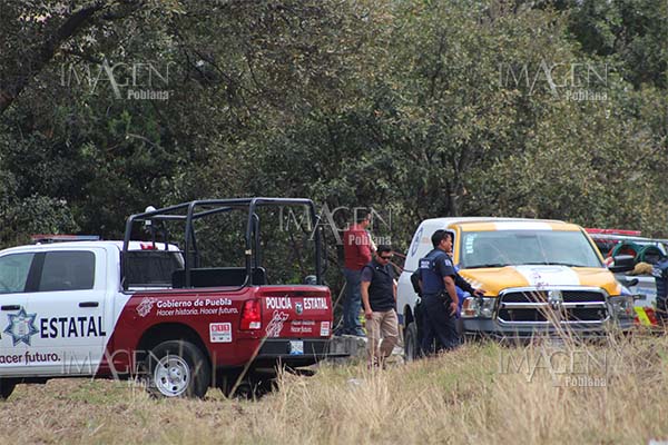 Abandonan cadáver embolsado y encobijado en desagüe