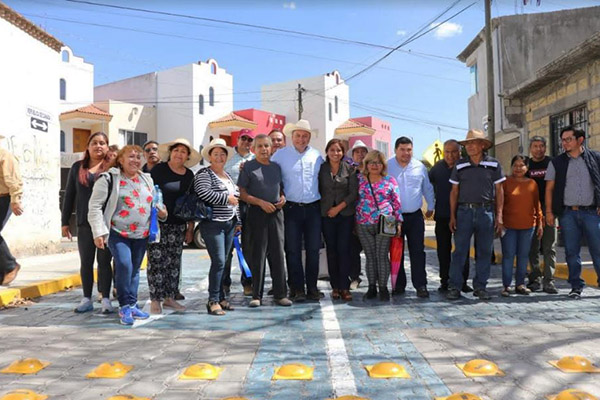 Entrega Guillermo Velázquez obras de adoquinamiento por más de 3 MDP