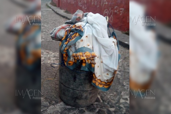 Hallan cadáver encobijado dentro de un tambo
