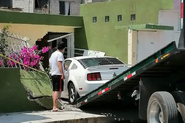 Sujeto agresivo se mete a una casa con todo y su Mustang