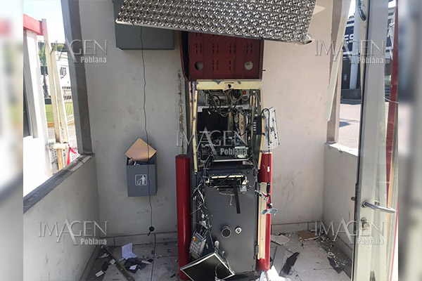 Con explosivos, intentan robar cajero automático