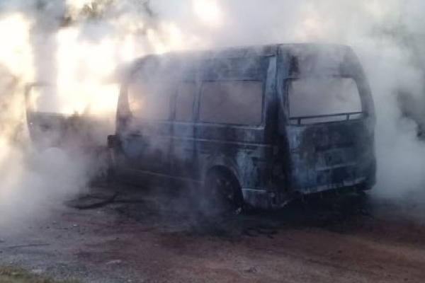 Asaltantes roban y queman unidad del transporte público