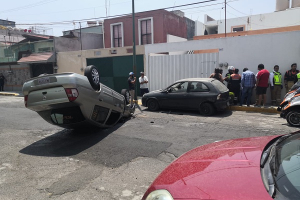 Imprudente conductor vuelca tras distraerse con el celular