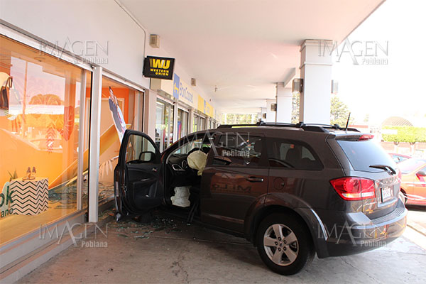 Se estrella contra aparador de Coppel tras confundir los pedales