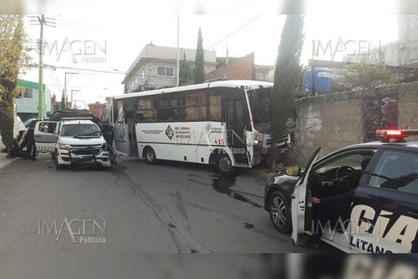 Patrulla de la Policía Auxiliar impacta a un RUTA; hay ocho heridos