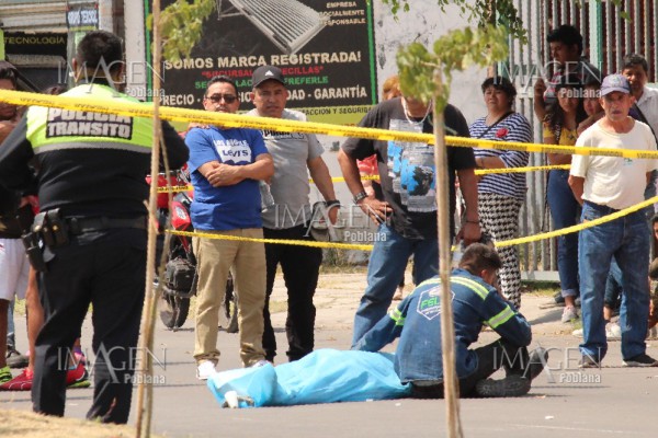 Motociclista sin casco derrapa y muere