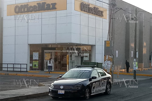 Malos mexicanos aprovechan la contingencia y saquean un Office Max