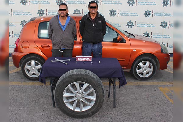Detiene Policía Municipal a un par de ladrones de autopartes