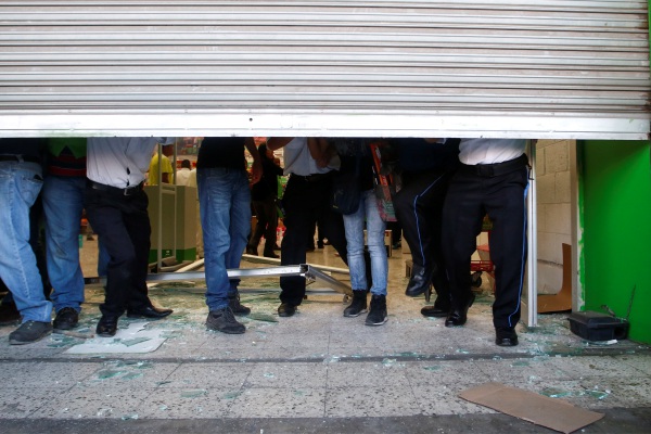 Vandalizan y saquean una Bodega Aurrerá Exprés