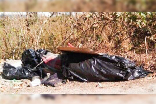 Abandonan cadáver embolsado con un cuchillo en el pecho