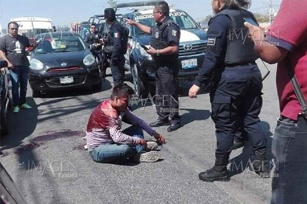 Conductores detienen y golpean a asaltante de tienda AT&T