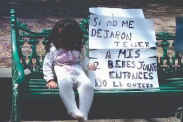 Policía detiene a mala madre que abandonó a su hija en una banca