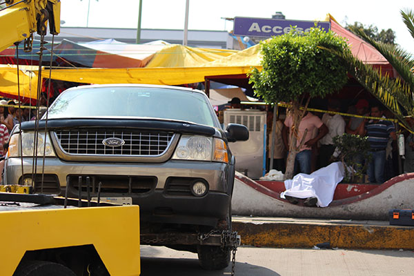 Asistentes a tianguis son embestidos por conductor, uno muere