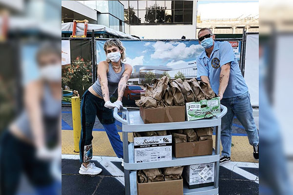 Miley Cyrus y Cody Simpson agradecen atención de personal médico regalando tacos