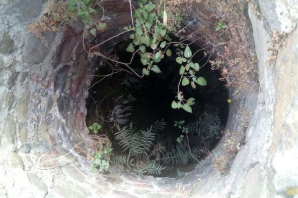Encuentran cadáver en descomposición al fondo de un pozo