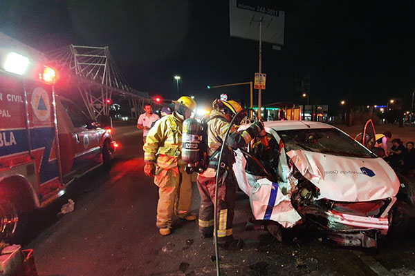 Aparatoso accidente deja a una mujer prensada