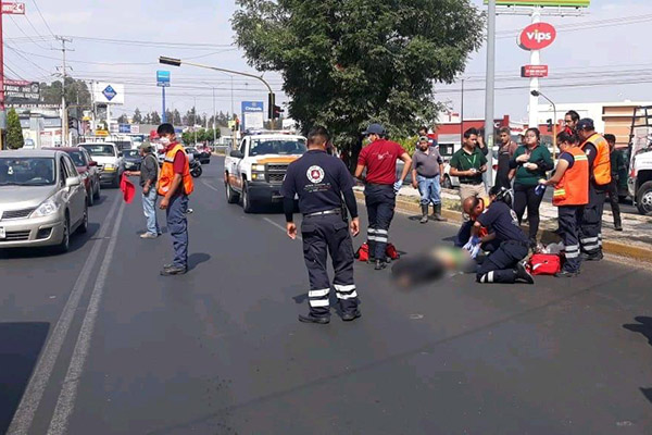 Mujer muere atropellada al cruzar transitado bulevar