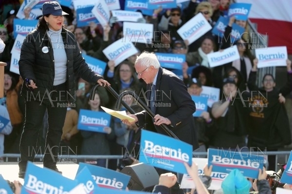 Senador Bernie Sanders suspende campaña por presidencia de EU