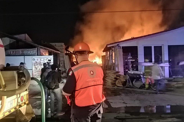 Controlan incendio en maderería tras 5 horas de labor