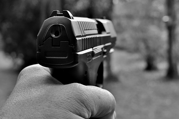 Hombre muere tras recibir disparo de un policía estatal