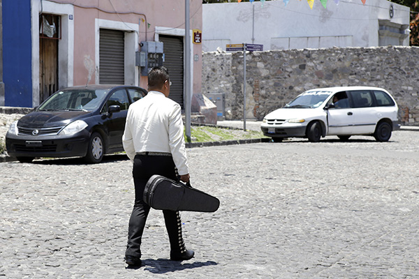 Los mariachis cantan a distancia el corrido del covid-19