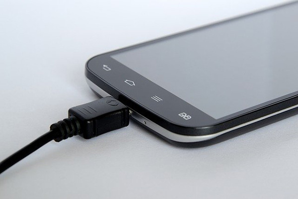 ¿Dejas tu teléfono cargando toda la noche? Mejor no lo hagas