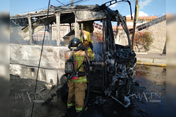 Fuego consume unidad alimentadora de RUTA en Castillotla