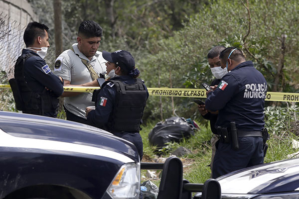 Mujer muere al arrojarse a una barranca cuando intentaba huir de la policía