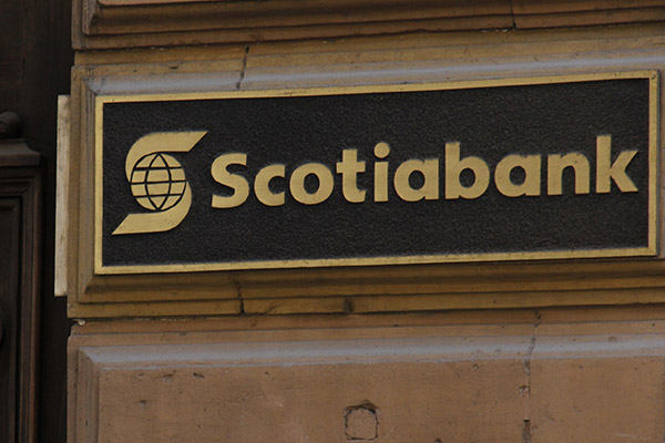 Asaltan a dos cuentahabientes dentro de sucursal Scotiabank