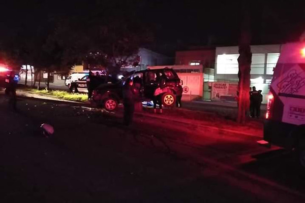 Tras persecución y balacera, policías detienen a un ladrón de auto