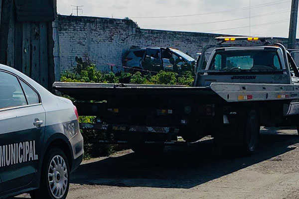 Se impacta con una barda tras recibir un disparo en la cabeza