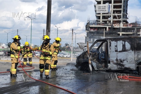 Camioneta de valores es consumida por el fuego; dinero se salva