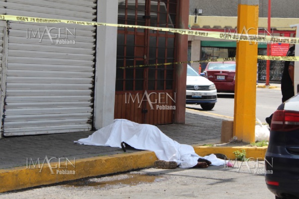 Indigente pierde la vida en el estacionamiento de Plaza Kpu