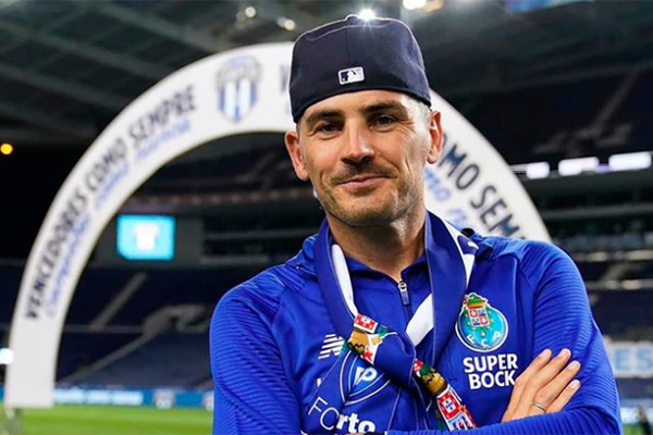 Iker Casillas anuncia su retirada definitiva del futbol profesional