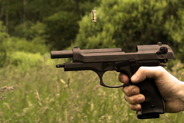 Da en el blanco desde casi dos kilómetros… con una pistola