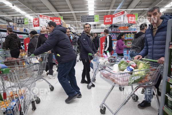 Supermercados de Reino Unido imponen racionamiento de productos básicos