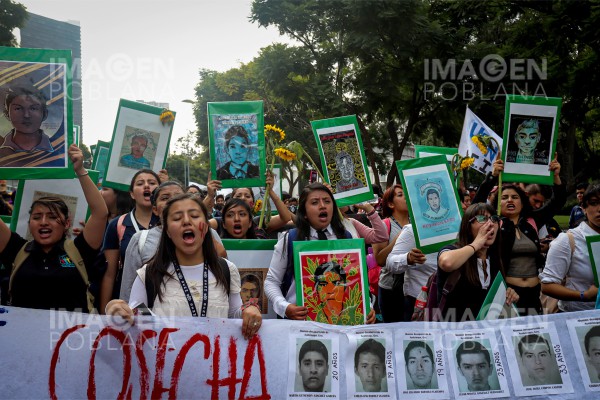 AMLO se disculpa en nombre del Estado ante las familias de los desaparecidos de Ayotzinapa