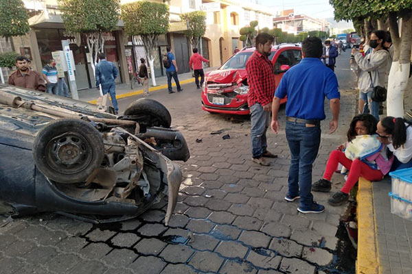 Un bebé muerto deja aparatoso choque