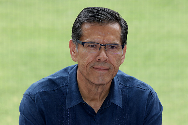 Sin cubrebocas, aparece dueño de Pericos en la Serie Mundial