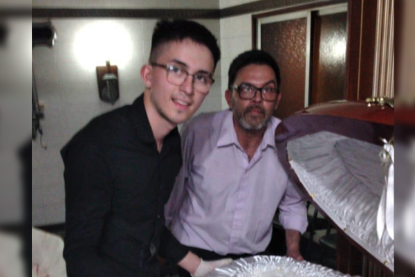 Empleados morbosos se toman fotos con el cadáver de Maradona y causan indignación