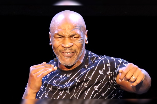Mike Tyson muerde la oreja de Roy Jones Jr. fuera del ring